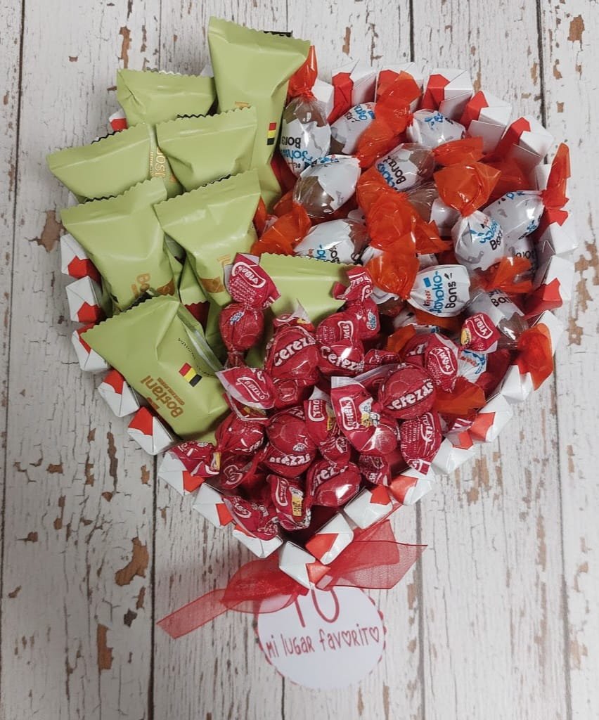 Tarta corazón chocolates/cerezaspicotas